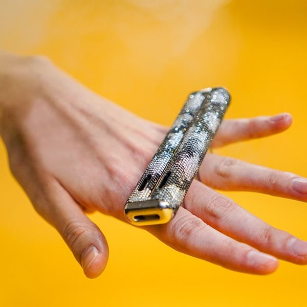 Το ηλεκτρονικό τσιγάρο των $100.000 καλύπτεται από χρυσό και διαμάντια