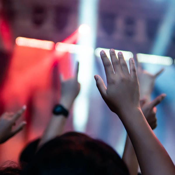 Ποιοι διοργανώνουν τα κορονοπάρτι στις πλατείες