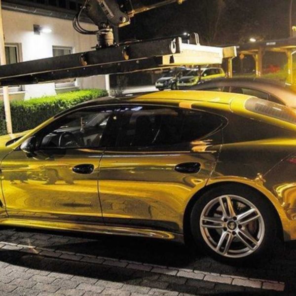 Η χρυσή Porsche Panamera που κατασχέθηκε γιατί ήταν δημόσιος κίνδυνος