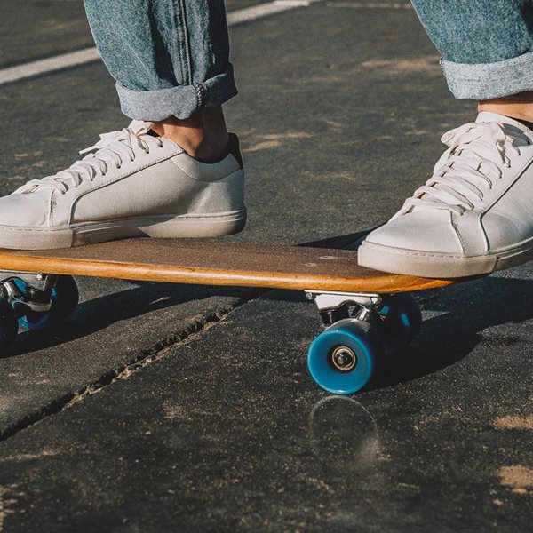 Ένα style hack για να σβήσεις τις τσακίσεις στα δερμάτινα sneakers