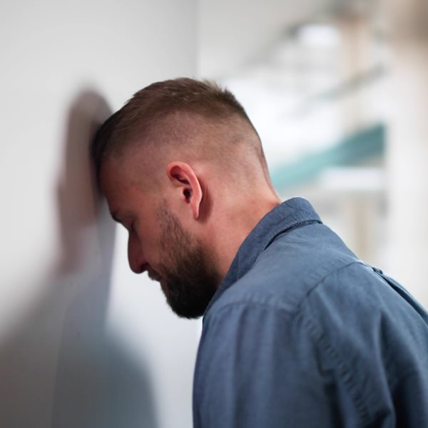 Τι είναι το "σύνδρομο του απατεώνα" και πώς μπορείς να το αντιμετωπίσεις;