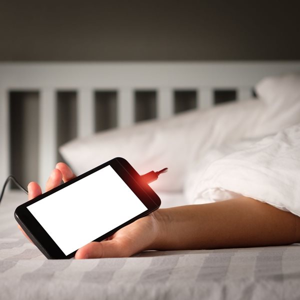 Καταστρέφεται η μπαταρία του κινητού αν το φορτίζεις όλο το βράδυ, ή όχι;