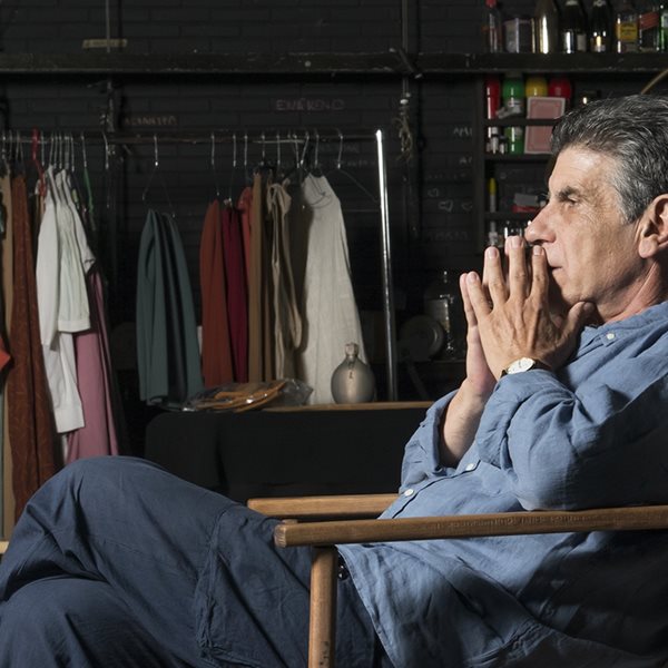 Ο Γιάννης Μπέζος είναι αλλού