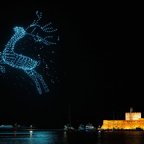 DRNS Drone Light Show: Ο Κολοσσός της Ρόδου αναβίωσε στον ουρανό με 1.000 drones