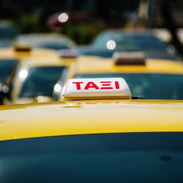 Αθήνα: Οδηγός ταξί ξυλοκόπησε 33χρονη διεμφυλική γυναίκα και έναν φίλο της