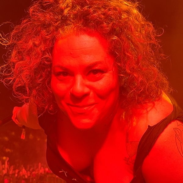 Ναι, η Ματούλα Ζαμάνη έβγαλε την μπλούζα της