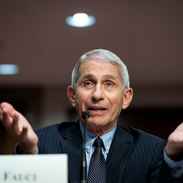 Ο κορονοϊός θερίζει στον Λευκό Οίκο, ο Dr. Anthony Fauci αδειάζει τον Donald Trump