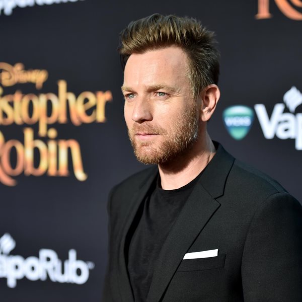 Ο Ewan McGregor δείχνει το ντύσιμο της βραδινής εξόδου και του επόμενου πρωινού