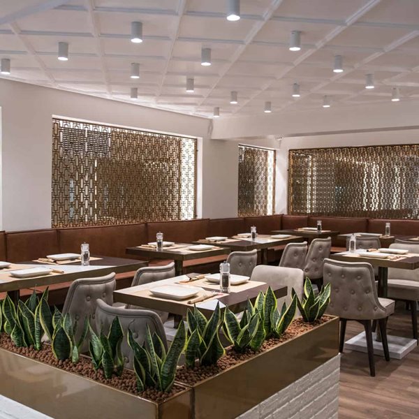 Το nice n easy στο Κολωνάκι ανακαινίστηκε, ανανεώθηκε και ανοίγει τις πράσινες πόρτες του για να γιορτάσει τα 10 του χρόνια