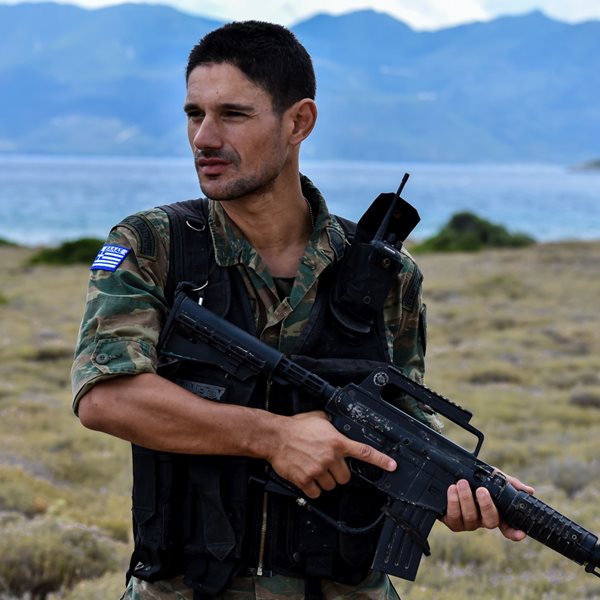 Ο Πάνος Βλάχος γύρισε από το LA για να υπερασπιστεί μία βραχονησίδα στο Αιγαίο