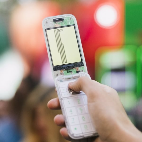 Αυτό το κινητό που δεν είναι smart θα σε γυρίσει στη δεκαετία του 2000