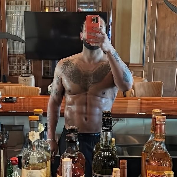 Είναι αληθινοί οι κοιλιακοί του Drake;