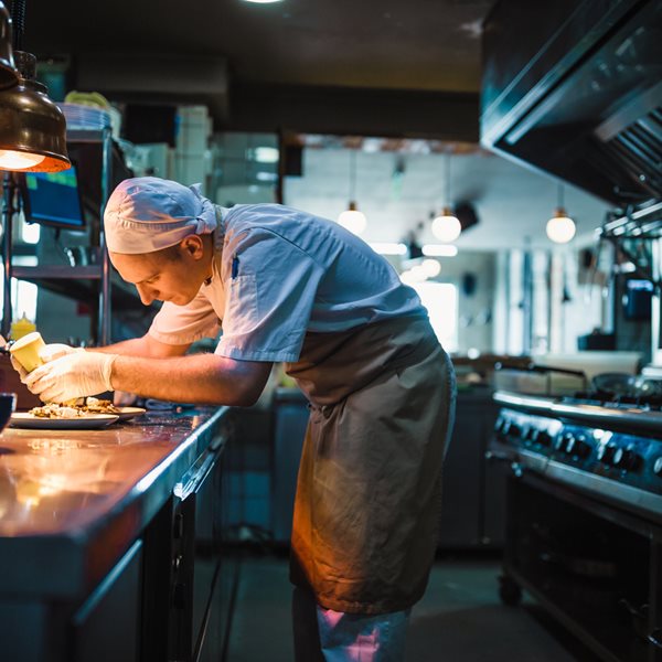 Πότε θα ανοίξουν τελικά εστιατόρια, καφετέριες και γυμναστήρια