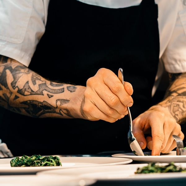 Ποιος είναι ο πασίγνωστος τηλεοπτικός σεφ που οδηγείται στη φυλακή για χρέη στο Δημόσιο