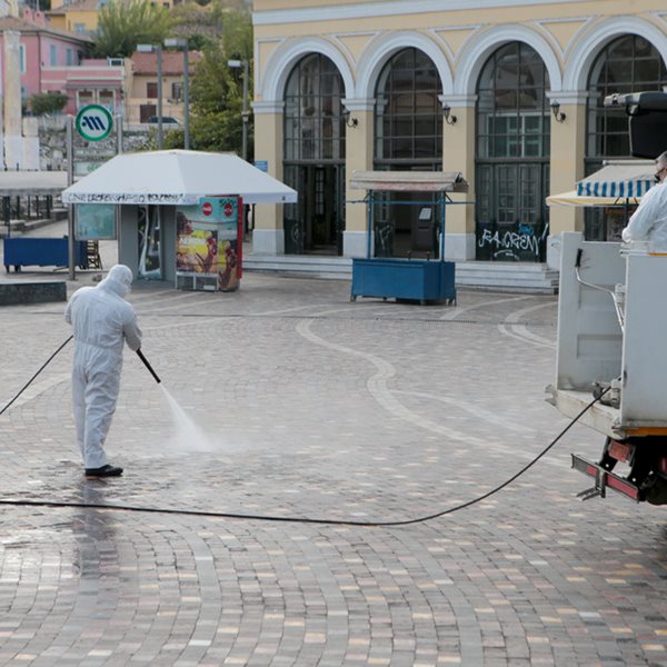 Σε γενικό lockdown η χώρα