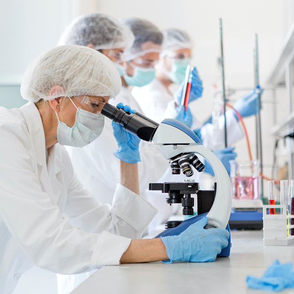 Τι γνωρίζουμε μεχρι στιγμής για το εμβόλιο της AstraZeneca