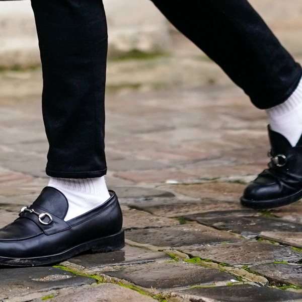 Η καλτ επιστροφή της λευκή κάλτσα στα καλά παπούτσια