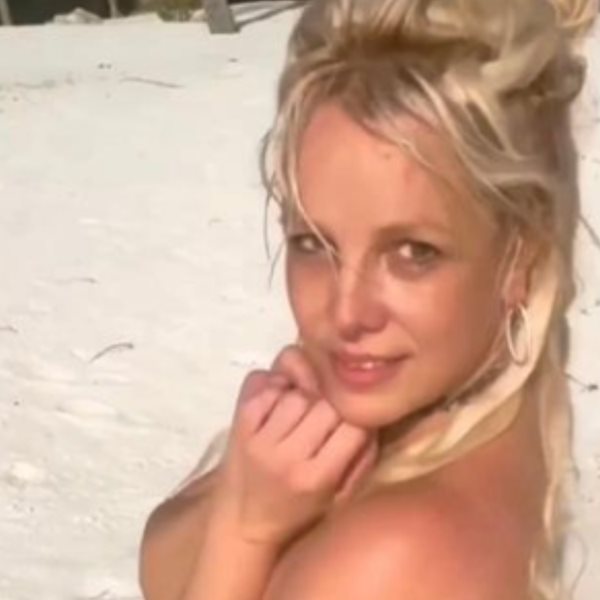 H Britney Spears γιορτάζει την επιτυχία του βιβλίου της χωρίς ρούχα στην παραλία