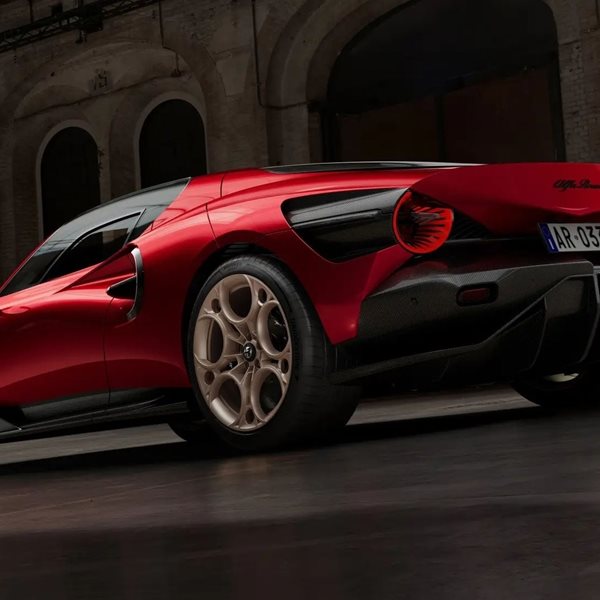 Η υπέροχη Alfa Romeo 33 Stradale αγγίζει τα 333 km/h (video)