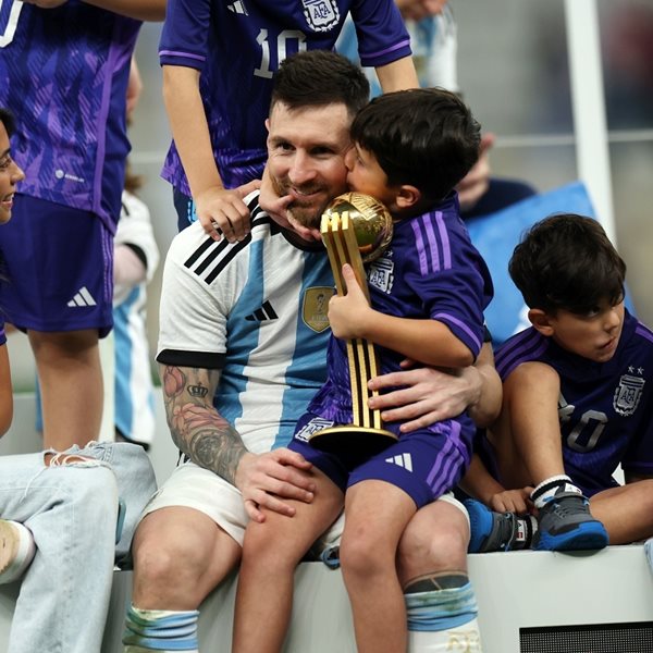 Ο Messi χάθηκε στην αγκαλιά των παιδιών του μετά τον θρίαμβο