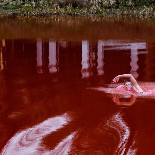 Μία λίμνη βάφτηκε κόκκινη στη Λιθουανία