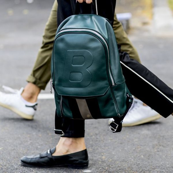 Backpack στην πλάτη ή στο χέρι;