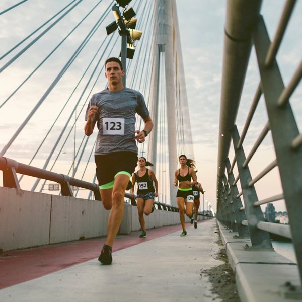 Όλα τα εξωπραγματικά πράγματα που συμβαίνουν στον εγκέφαλό σου όταν τρέχεις μεγάλες αποστάσεις