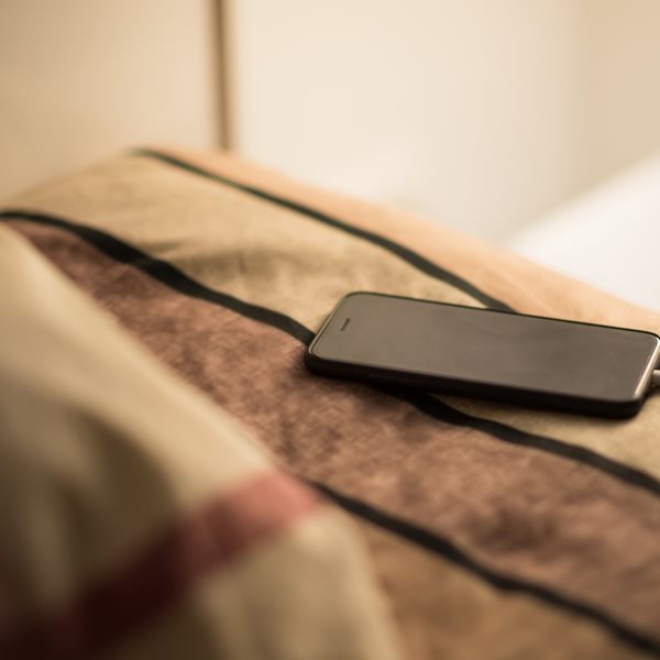 Τελικά, πόσο κακό είναι να φορτίζεις το κινητό σου τη νύχτα;