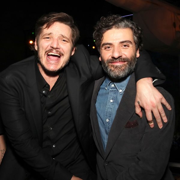 Δείτε τη νέα viral αγκαλιά των Oscar Isaac και Pedro Pascal