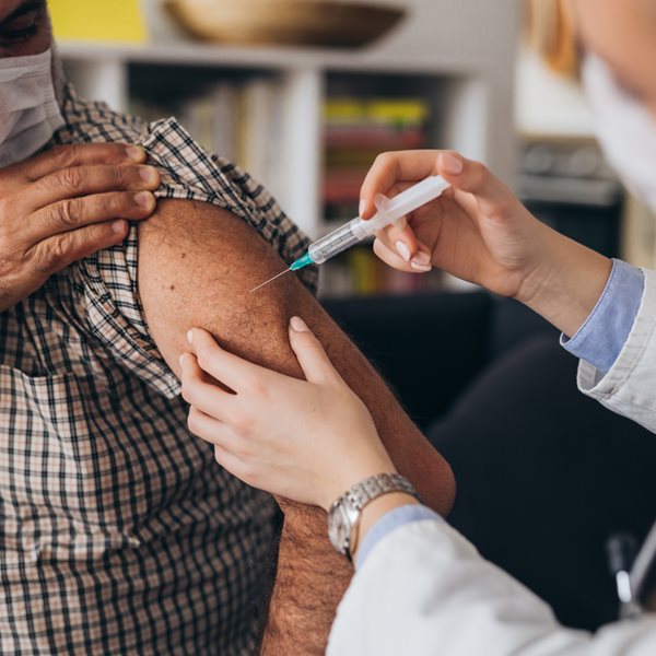 Ένας στους τρεις ηλικιωμένους δεν έχει κάνει εμβόλιο