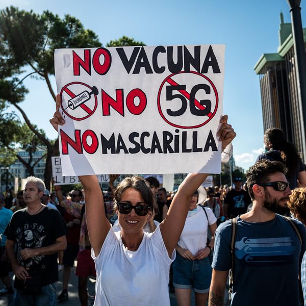 Οι θεωρίες συνωμοσίας για τη χρήση μάσκας και η αλήθεια πίσω από αυτές