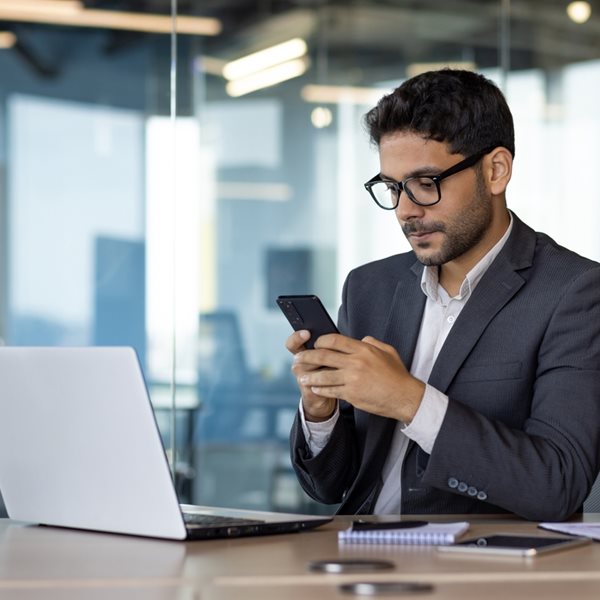 5 κόλπα για να μην αποσπάται η προσοχή σου από το κινητό στη δουλειά