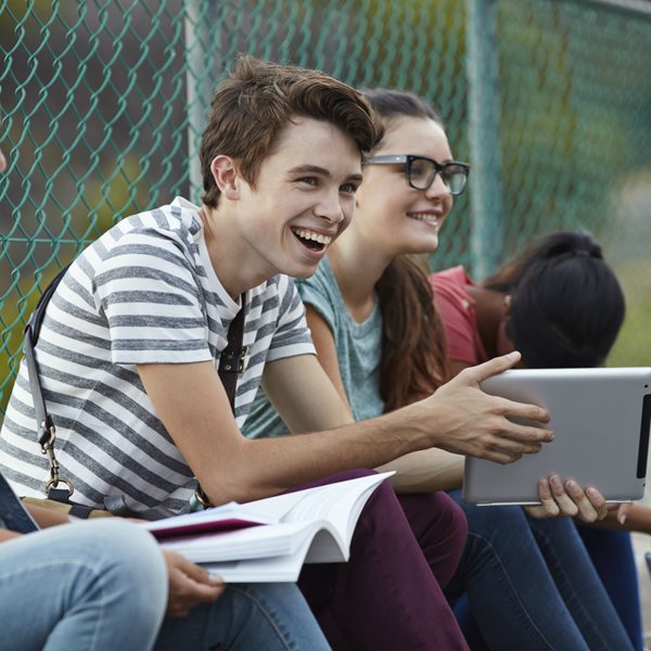 Κι αν οι έφηβοι εξεγερθούν πρώτοι στα social media;