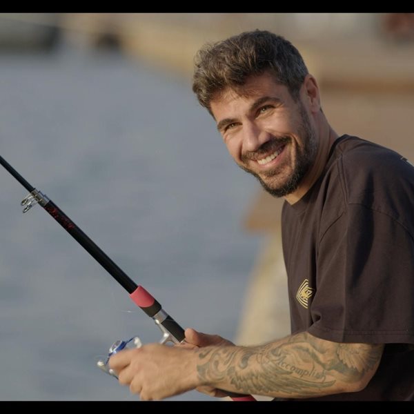 Ο Άκης Πετρετζίκης πάει Netflix