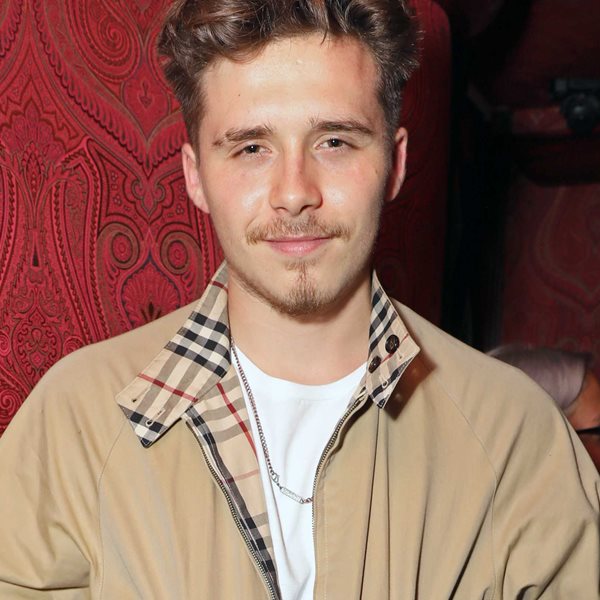 Πώς φοριέται αντισυμβατικά το πιο συμβατικό χρώμα; Εξηγεί ο Brooklyn Beckham