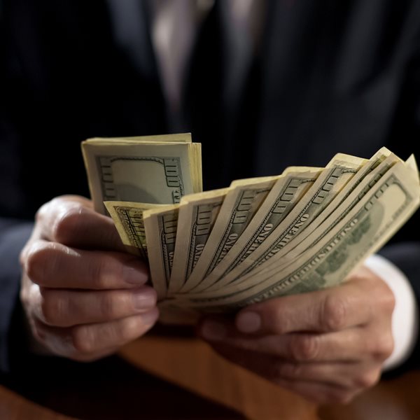 Πώς οι Αμερικανοί κροίσοι πλουτίζουν χωρίς να πουλήσουν μετοχές