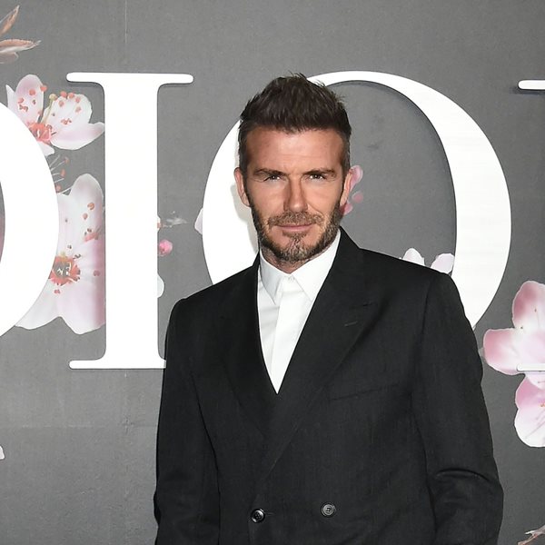 Ο David Beckham δείχνει πώς φοριέται το κοστούμι με sneakers τον χειμώνα