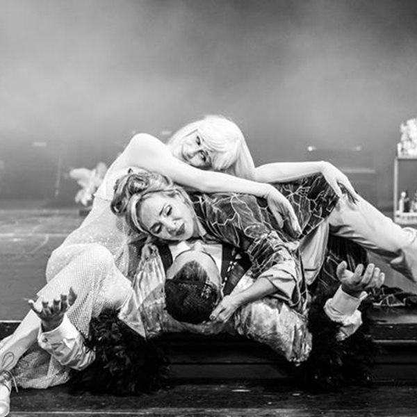 Πρώτη ματιά στο 'Πονηρό πνεύμα' του Γιάννη Χουβαρδά στο Εθνικό Θέατρο