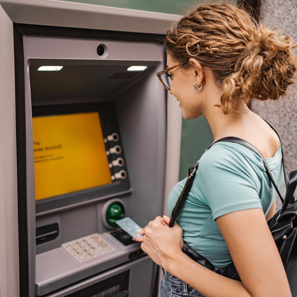 Παρέμβαση της κυβέρνησης για τις χρεώσεις στα ATM