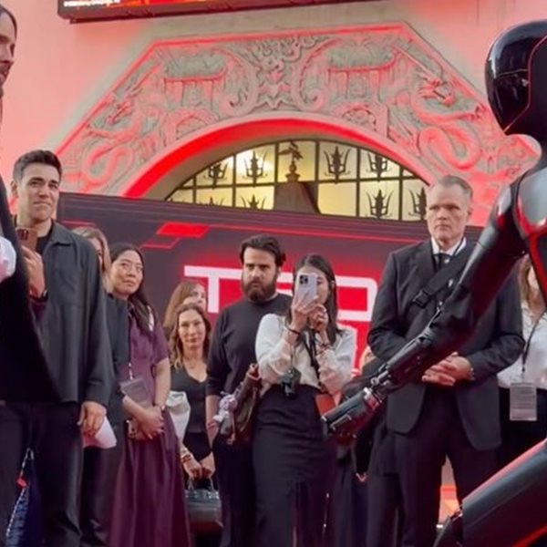 Tesla Optimus εναντίον Jared Leto στην πρεμιέρα Tron: Ares (video)