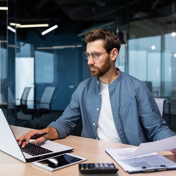 Ακατάστατο ή τακτοποιημένο; Πώς είναι το γραφείο σου και τι λέει αυτό για εσένα;