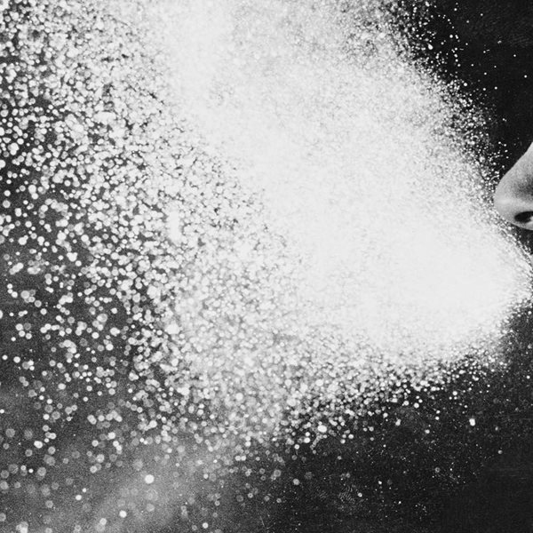 Τι κακό μπορεί να σου συμβεί αν κρατάς το φτέρνισμά σου