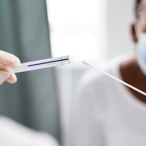 Ένα από τα πιο κοινά συμπτώματα του κορονοϊού δεν υφίσταται πια, λένε οι ειδικοί