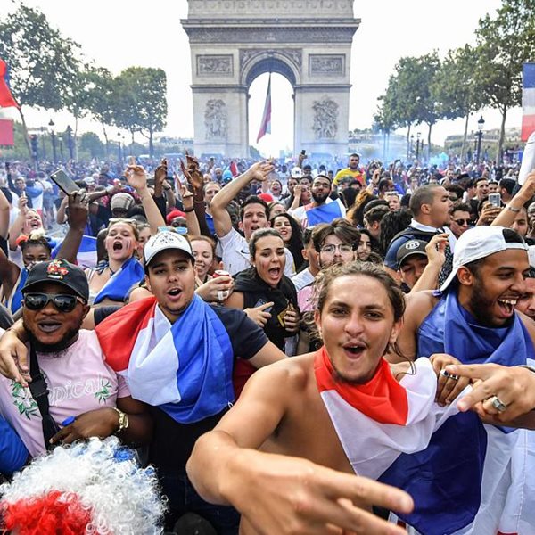 Η Γαλλία κέρδισε το Μουντιάλ, ο κόσμος το πανηγύρισε έξαλλα στο Παρίσι