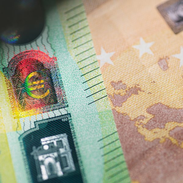 Γιατί πέφτει το ευρώ και τι σημαίνει αυτό για την ελληνική οικονομία;