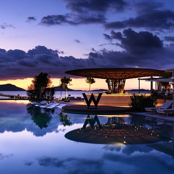 Στο W Costa Navarino για Electro Vibes, γενέθλια με Σάκη Ρουβά και κορυφαία καλοκαιρινά events