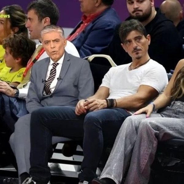 Ο Νίκος Ευαγγελάτος μόλις 'έκατσε' στα court seats της Uber Arena, δίπλα στον Δημήτρη Γιαννακόπουλο