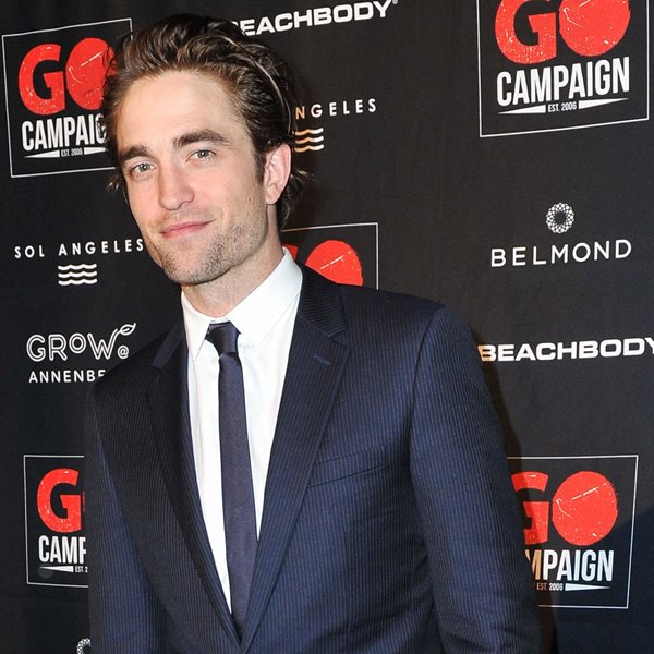 Ο Robert Pattinson αποδεικνύει γιατί η στενή γραβάτα αντέχει ακόμη