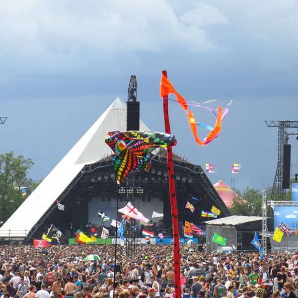 Κι όμως, μπορείς να απολαύσεις το Glastonbury 2024 από την άνεση του σπιτιού σου