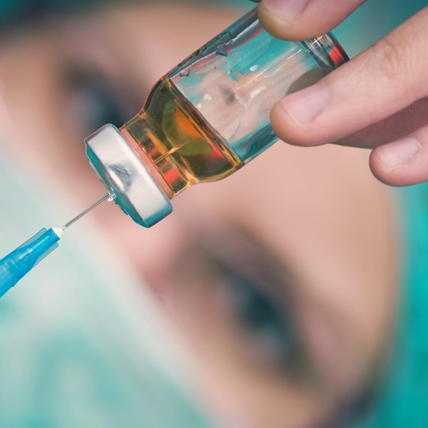 Τι αναφέρει ο Ηλίας Μόσιαλος για το υποψήφιο εμβόλιο μίας δόσης της Johnson & Johnson